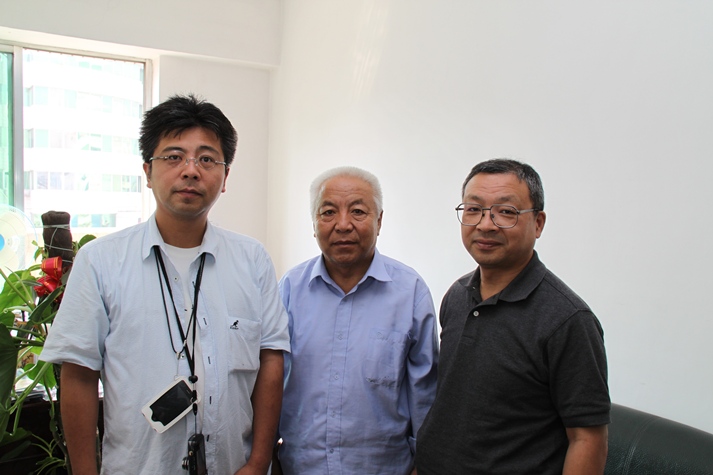 韓琢氏（中央）