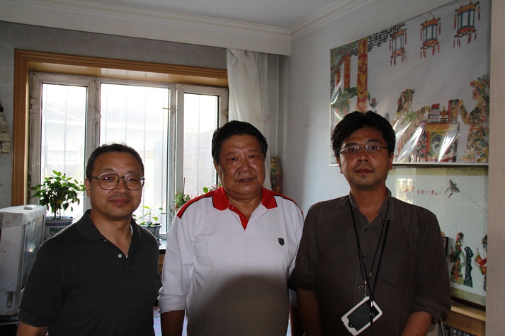 于久文氏（中央）
