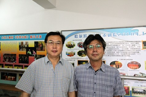 薛兆平氏（左）