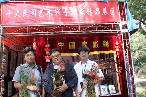 于九文氏（中央）